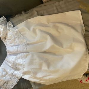 Off the shoulder lace Mexican style shirt like new